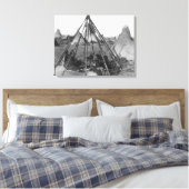 Oglala Vrouwen en kinderen in Tipi Canvas Afdruk (Insitu (Slaapkamer))