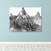 Oglala Vrouwen en kinderen in Tipi Canvas Afdruk (Insitu (Houten vloer))