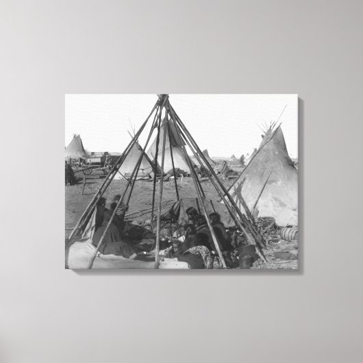 Oglala Vrouwen en kinderen in Tipi Canvas Afdruk (Voorkant)