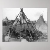 Oglala Vrouwen en kinderen in Tipi Poster (Voorkant)