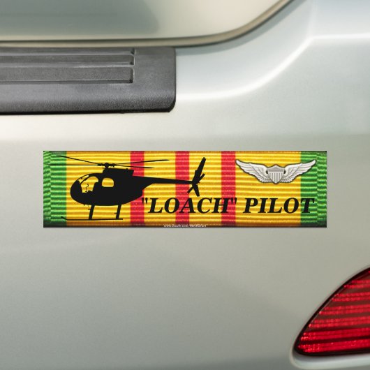 OH-6 "Loach" Pilot — VSM Bumpersticker met lint (Op auto)