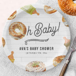 Oh Baby Flessen & Bagels Baby shower Brunch Papieren Bordje<br><div class="desc">Flessen & Bagels baby showers brunch thema met Illustratie van een bagel opgenomen in het ontwerp "oh baby" met baby flesjes en bagel illustraties rondom. Achtergrond ontwerp is metro tegel.</div>