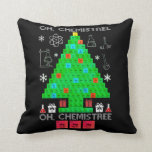 Oh Chemistree Chemist Tree Funny Science Kerstmis Kussen<br><div class="desc">Oh Chemist Tree Chemistree Funny Science Chemistry kerstcadeaus. Funny chemical Elements chemistry kerstboomkostuum voor mannelijke leerkrachten of voor alle wetenschapsliefhebbers en scheikundedocenten, nerds, geeks en periodieke liefhebbers. Perfect Shirt voor chemieliefhebbers om op kerstfeest op school te draag. Het dragen van deze grappige chemiekast op kerstvakantie om je liefde en passie...</div>