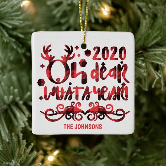 Oh Deer What a Year 2020 Red Buffalo Play Name Keramisch Ornament (Boom)