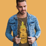 Oh, Honey Beer Shaped Bottle of Honey Graphic T-shirt<br><div class="desc">Heb medelijden met deze stijl met dit grafische t-shirt met een eenvoudige illustratie van een honingflesje in de vorm van een beer in sinaasappel en geel met de mild betuttelende zin "Oh,  Honey" op zijn buik in verontruste stijl belettering voor een klassieke,   look.</div>
