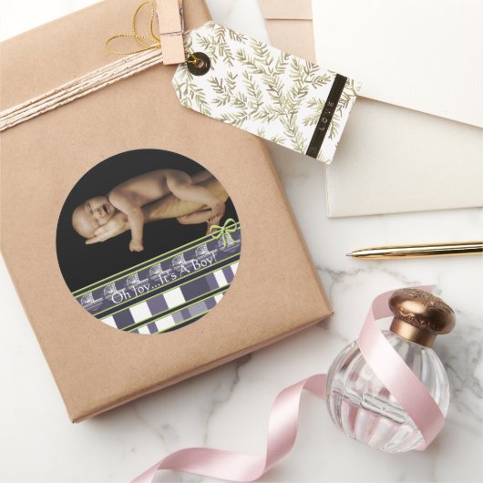 OH Joy... Het is een jongen! Baby foto Ronde Sticker (Geschenken)