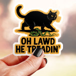 Oh Lawd He Treadin' Funny Cat Vinyl Sticker<br><div class="desc">Deze grappige sticker is voorzien van een ondeugende zwarte poes die op het punt staat om op een slang te stappen met de zin "Oh Lawd He Treadin'" - een speelse draai aan de "Don't Tread on Me" -vlag. Perfect voor kattenliefhebbers met een gevoel van humor! Deze sticker is gemaakt...</div>