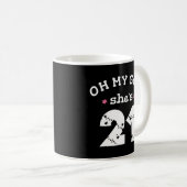 Oh mijn god, ze is 21 jaar oud koffiemok (Voorkant rechts)