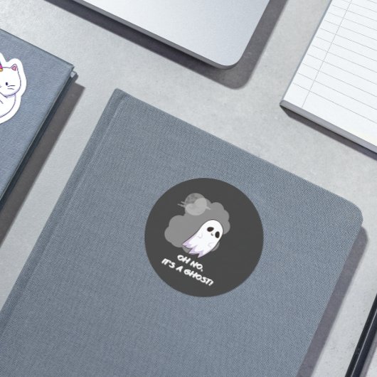 Oh nee, het is een geest! Schattig grappig zwart H Ronde Sticker