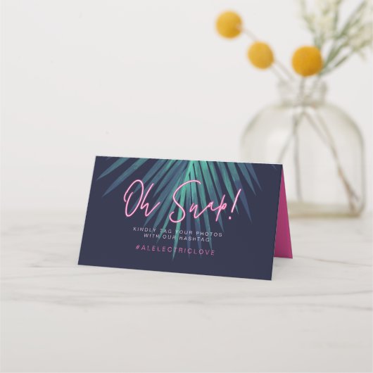 "Oh Snap" Neon Pink Script Tropical Retro Wedding Plaatskaartje (Achterkant)