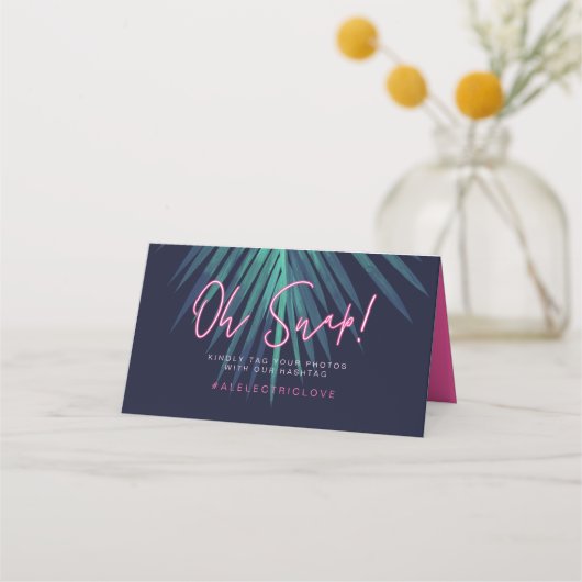 "Oh Snap" Neon Pink Script Tropical Retro Wedding Plaatskaartje (Voorkant)