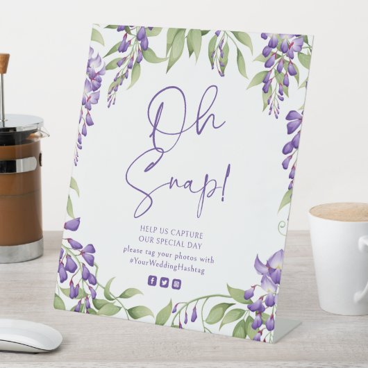 Oh Snap Paarse Wisteria Floral Script bruiloft Reclamebord Met Voetstuk (Insitu)