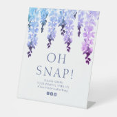 Oh Snap Paarse Wisteria Floral Script bruiloft Reclamebord Met Voetstuk (Voorkant)