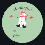 Oh wat Fun Christmas Snowman stick op cadeau label<br><div class="desc">Een schattig minimaal kerstontwerp met een naïef digitaal schilderij van een sneeuwpop met bijpassend rood pet, sjaal en wanten op een wijze groene achtergrond met de tekst: Oh What Fun! en een plek voor u om de gever- en ontvangernamen toe te voegen met een scherpie. U kunt de tekst aanpassen...</div>