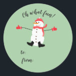Oh wat Fun Christmas Snowman stick op cadeau label<br><div class="desc">Een schattig minimaal kerstontwerp met een naïef digitaal schilderij van een sneeuwpop met bijpassend rood pet, sjaal en wanten op een wijze groene achtergrond met de tekst: Oh What Fun! en een plek voor u om de gever- en ontvangernamen toe te voegen met een scherpie. U kunt de tekst aanpassen...</div>