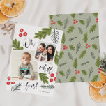 Oh What Fun Berry Snapshot Multi-Photo Feestdagenkaart<br><div class="desc">Deze 2-foto collage-vakantiekaart is helder,  kleurrijk en feestelijk,  met iconische feestbodemproducten,  maar met een moderne kijk en een modern gevoel.</div>