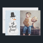 Oh What Fun Snowman Snowfall Holiday Foto Feestdagenkaart<br><div class="desc">Verspreid dit jaar vrolijk met een whimsical en een unieke vakantiefootkaart waarop staat: "oh What leuks" in een lettertype met een kalligrafische stijl en een met de hand geschilderde sneeuwpop met een sneeuwachtergrond. Komt met een passend patroon op de rug. U kunt een foto of een tekst aan de rug...</div>