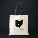 Ohio Wedding Welkom Tote Bag<br><div class="desc">Welkom uit de stadsuittrouwgasten met een tas vol snacks en een persoonlijke behandeling met de staat waar je gaat trouwen, de bruid- en bruinnamen en de trouwdatum. Klik op Aanpassen om het hart te verplaatsen naar elke stad of locatie op de staatskaart. Gebruik de ontwerphulpmiddelen om de monogram tekstdoopvonten en...</div>