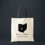 Ohio Wedding Welkom Tote Bag<br><div class="desc">Welkom uit de stadsuittrouwgasten met een tas vol snacks en een persoonlijke behandeling met de staat waar je gaat trouwen, de bruid- en bruinnamen en de trouwdatum. Klik op Aanpassen om het hart te verplaatsen naar elke stad of locatie op de staatskaart. Gebruik de ontwerphulpmiddelen om de monogram tekstdoopvonten en...</div>