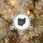 Ohioan Love Ohio Shaped Black Buckeye Chalkboard Tin Sneeuwvlok Ornament<br><div class="desc">Met de plattegrond van het silhouet van de staat Ohio, gevuld met een solide zwarte achtergrond en het woord liefde in letters met een lager hoesje, is deze staatsliefde met de kerstsiernaam perfect voor iedereen die van Ohio houdt en het deze vakantietijd op hun boom wil delen. Ben je een...</div>