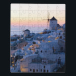 Oia Santorini Greece Sunset Puzzel<br><div class="desc">Dit ontwerp is voorzien van een zonsondergang boven de kuststad Oia, op het uiteinde van Santorini, een Grieks Egeïsch eiland. De stad heeft witte huizen gekookt in de ruige clifftops, en ziet een enorme kaldera vol water over het hoofd. #oia #santorini #griekenland #griekenland #sunset #village #whitewash #reis #avontuur #avontuur #foto...</div>