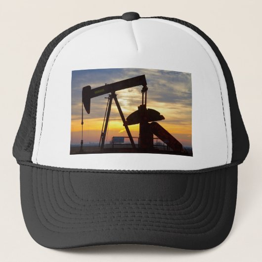 Oil Well Pump Jack Sunrise Trucker Pet (Voorkant)