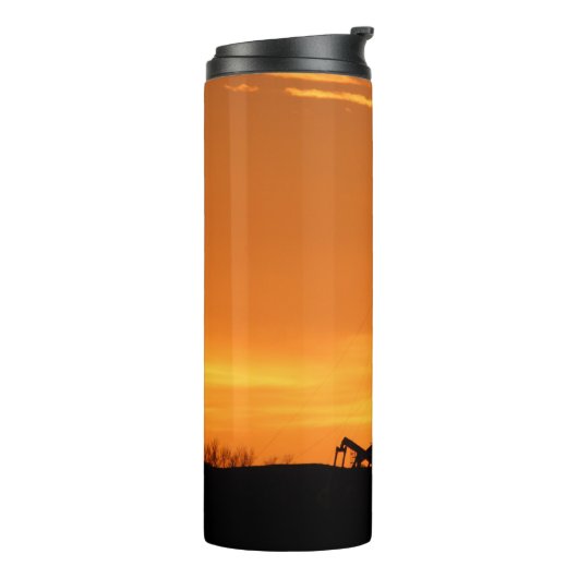 Oilfield Workover Service Rig op Sunset Thermosbeker (Gedraaid links)