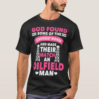Oilveldwerkers geven olie aan rig olfield vrouw op t-shirt