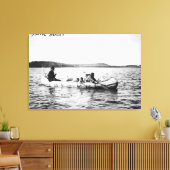 Ojibwa Indiërs kruisen meer op Canoe Foto Canvas Afdruk (Insitu (Woonkamer))