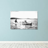 Ojibwa Indiërs kruisen meer op Canoe Foto Canvas Afdruk (Insitu (Houten vloer))