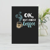 Ok Maar Eerst Koffie Grappige Cafeïne Dranken Koff Kaart (Staand voorkant)