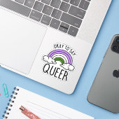 Ok om queer te zeggen sticker (Laptop met iPhone)