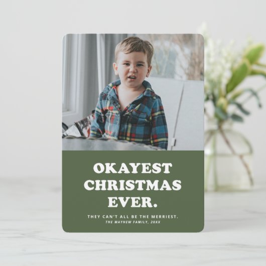 Okayest kerstmis ooit grappige groene feestkaart feestdagenkaart (Staand voorkant)