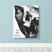 Oké, dit doet pijn! Zwart & Wit Canvas Afdruk (Insitu (Houten vloer))