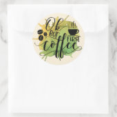 Oké, maar eerst koffie op groene Waterverf achterg Ronde Sticker (Tas)