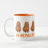 "Oké, we trekken omhoog!" Funny Capybara Meme Tweekleurige Koffiemok (Links)