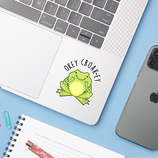 Okey Croak-ey Grappige Kikker Pun Sticker (Laptop met iPhone)