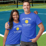 Oklahoma Pickleball Add Club Partner Name Custom T-shirt<br><div class="desc">Show van je liefde voor Oklahoma pickleball (gemakkelijk van naam en kleur van het shirt te veranderen) met dit geweldige pickleball shirt voor clubs, teams, partners of alledaagse rechtbank draag. Voeg gewoon uw 3 regels aangepaste tekst toe om een uniek pickleball-shirt te maken. Ideaal voor toernooien, overeenkomende shirten van clubs...</div>