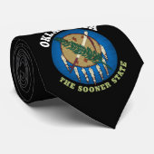 OKLAHOMA SOONER STATE FLAG STROPDAS (Opgerold)