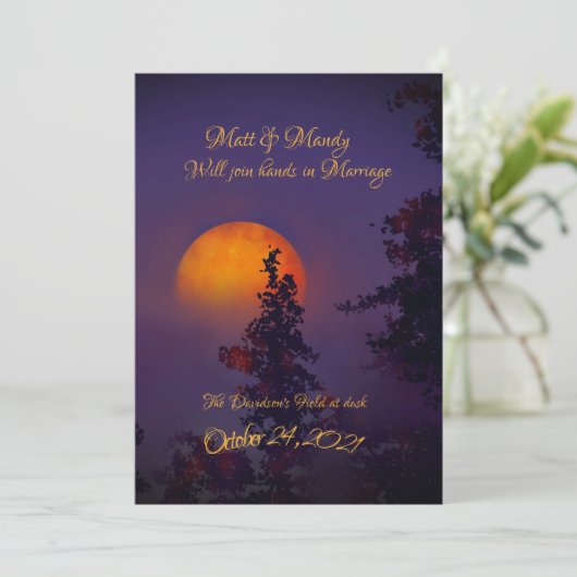 Oktober Moon Wedding Uitnodiging (Staand voorkant)
