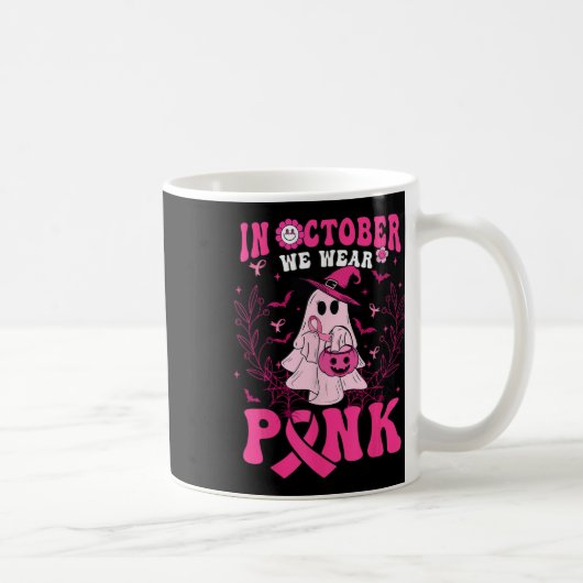 Oktober We Draag Roze Shirt Spook Halloween Borst Koffiemok (Rechts)