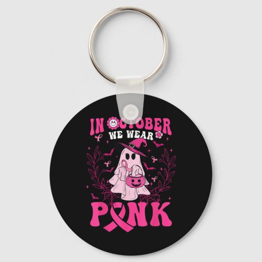 Oktober We Draag Roze Shirt Spook Halloween Borst Sleutelhanger (Voorkant)