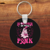 Oktober We Draag Roze Shirt Spook Halloween Borst Sleutelhanger (Voorkant)