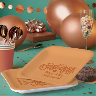 Oktoberfest Year Name Brown Text op 9 inch Square Papieren Bordje