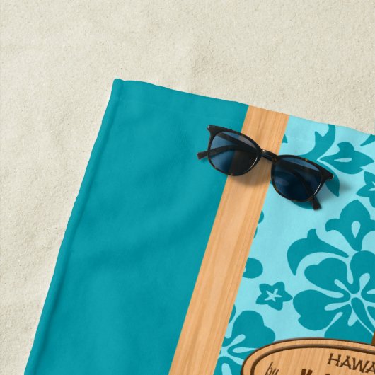 okuleia Hawaiian Faux Wood Monogram Surfboard Blau Strandlaken (In situ)