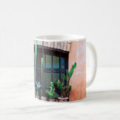 Old abandoned window with group of cactus flower p koffiemok (Voorkant rechts)