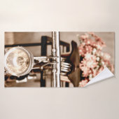 Old bicycle and flowers blur in background process badhanddoek (Badhanddoek)