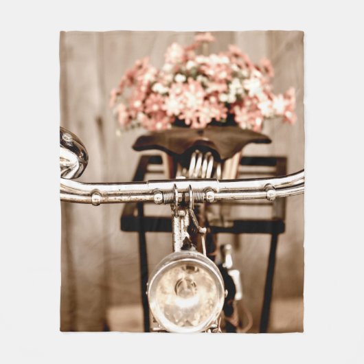 Old bicycle and flowers blur in background process fleece deken (Voorkant)