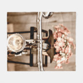 Old bicycle and flowers blur in background process fleece deken (Voorkant (Horizontaal))