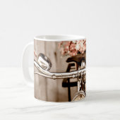 Old bicycle and flowers blur in background process koffiemok (Voorkant links)